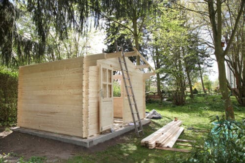 Aufbau eines Holzgartenhauses