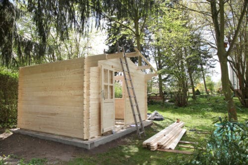 Aufbau eines Holzgartenhauses